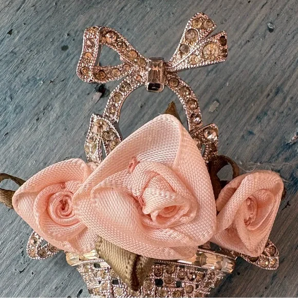 Gorgeous vintage silver basket brooch w/pink satin ribbon flowers & rhinestones - Picture 5 of 9